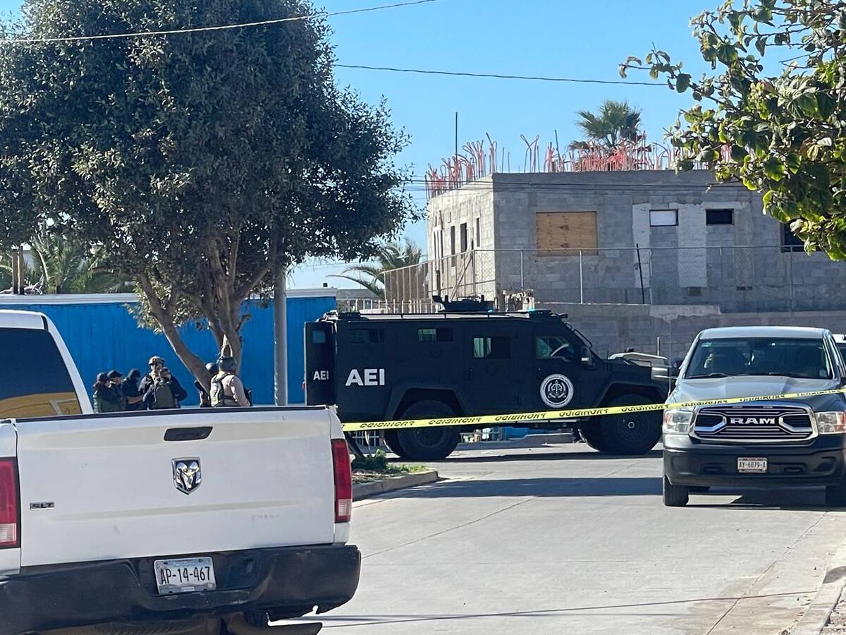 Los primeros reportes indican que un hombre de aproximadamente 50 años murió en el lugar.