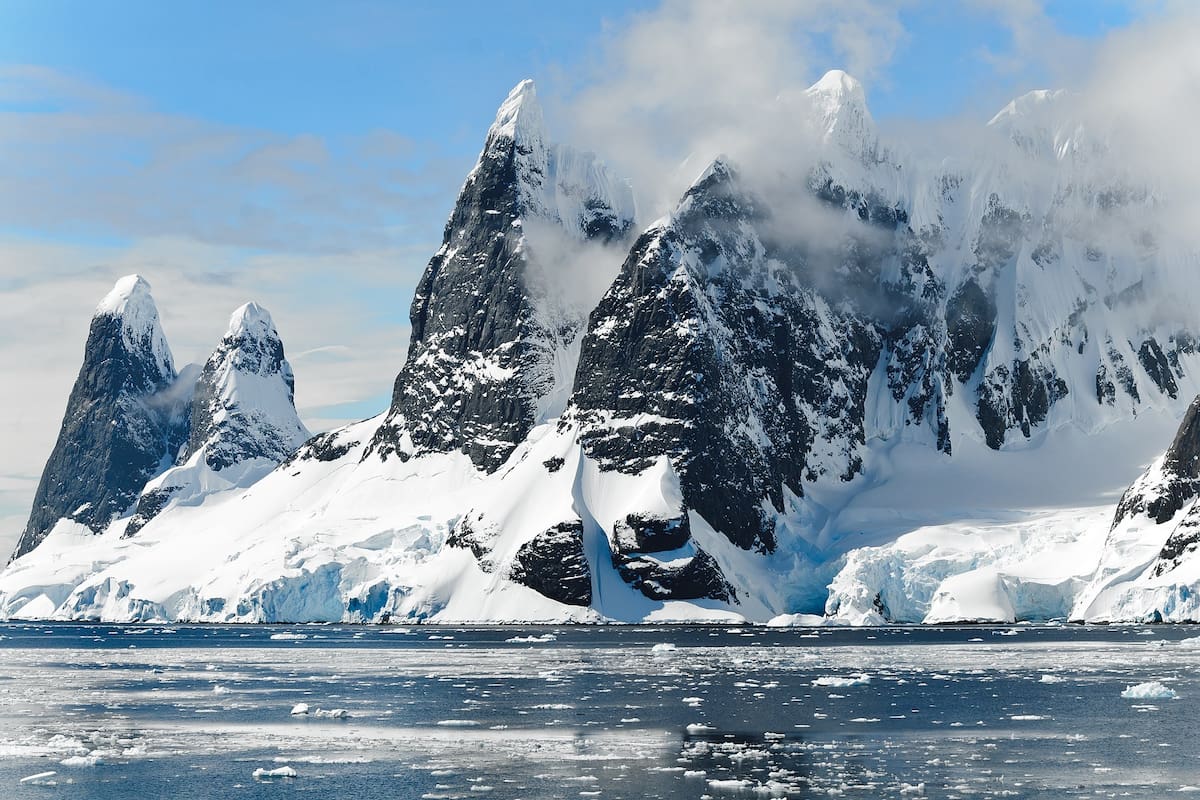 ¿Qué hay debajo del hielo que cubre la superficie de la Antártida?