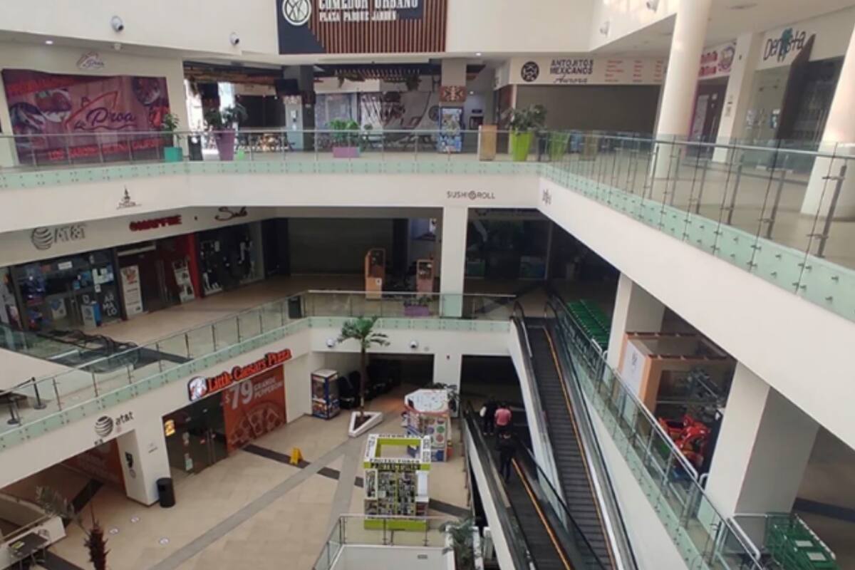 Muere empleado al inhalar gases de fosa en centro comercial
