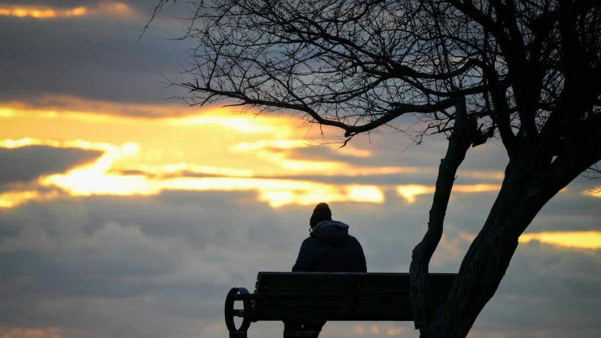 Un psicólogo explicó que la soledad no siempre es estar sin gente, sino vivir rodeado de otros sin poder comunicar lo que sentimos o pensamos, una experiencia silenciosa que afecta a millones incluso en la vida moderna hiperconectada