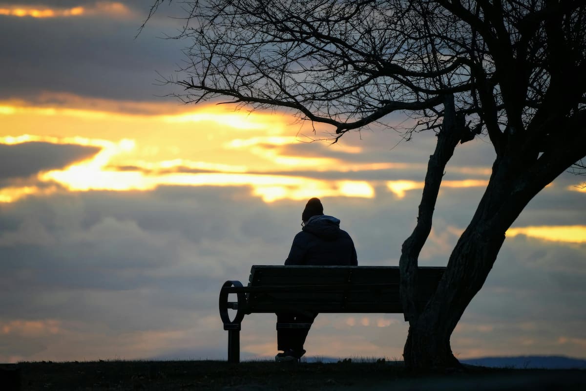 Un psicólogo explicó que la soledad no siempre es estar sin gente, sino vivir rodeado de otros sin poder comunicar lo que sentimos o pensamos, una experiencia silenciosa que afecta a millones incluso en la vida moderna hiperconectada