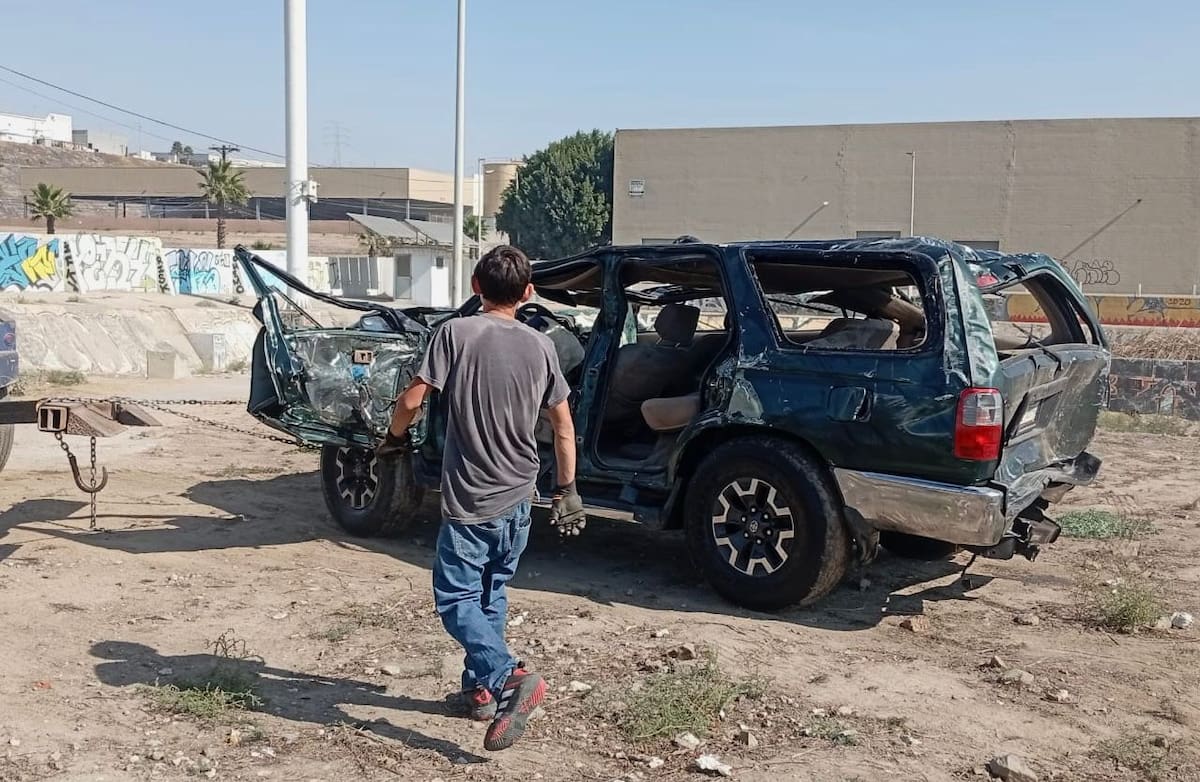 Una camioneta Toyota se encontraba detenida frente al semáforo cuando fue impactada por un Mazda. Foto:  Border Zoom