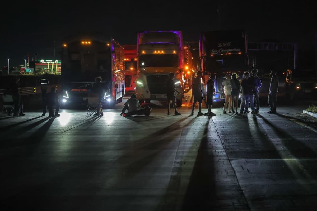 Apagón en el Sur de Hermosillo: Vecinos bloquean la carretera México 15 tras pasar horas sin energía eléctrica en plena temporada de calor; en el Surponiente también reportan fallas sin resolver y colonias sin luz