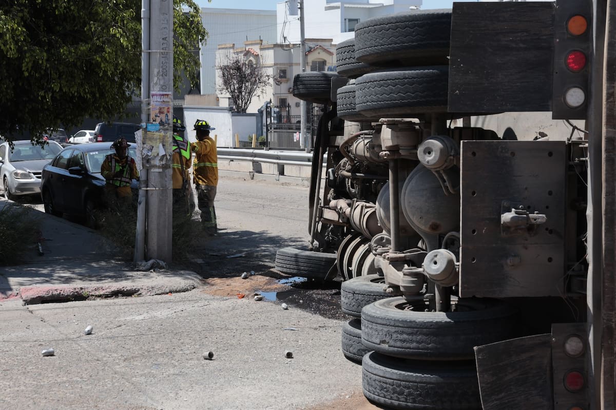 La tierra que quedó derramada fue recogida por bomberos.