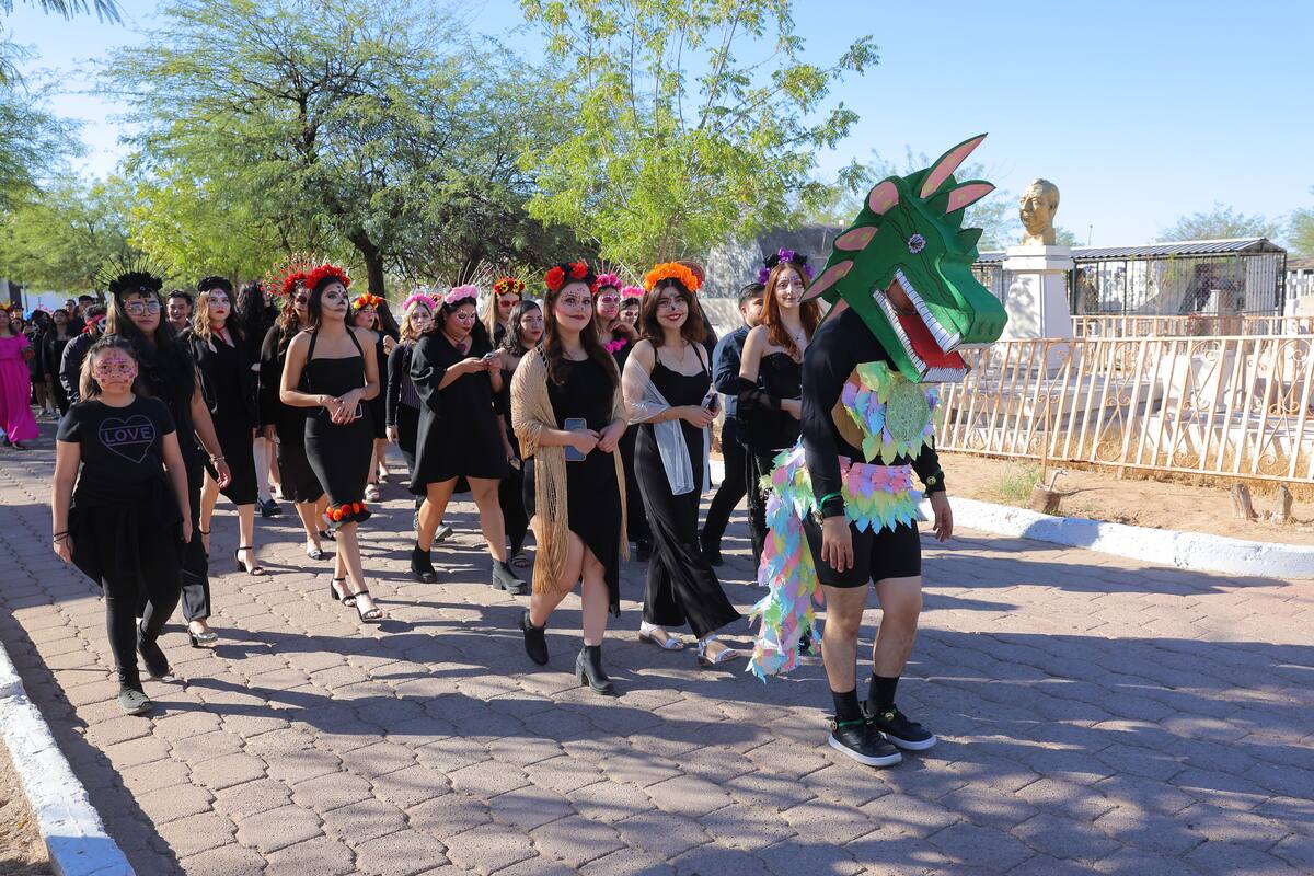 Maestros y alumnos de la escuela del IMSS realizan procesión