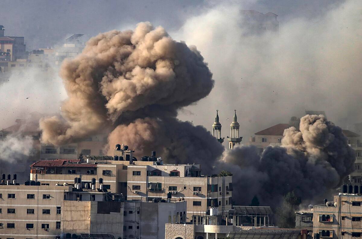 Fotografía del 20 de octubre del 2023 donde el humo se eleva sobre el barrio de Tal Al-Hawa en Gaza este viernes tras el ataque aéreo que ha recibido por los israelís. | Crédito: EFE/ Mohammed Saber