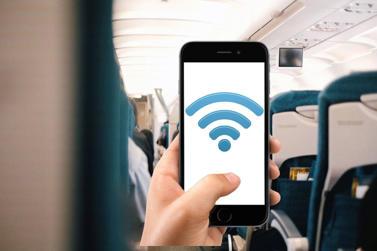 La ventaja de Starlink es que al ser internet satelital, los viajeros podrán disfrutar de un internet de alta velocidad mientras están en el vuelo. | Foto: Pexels/ Pngwing