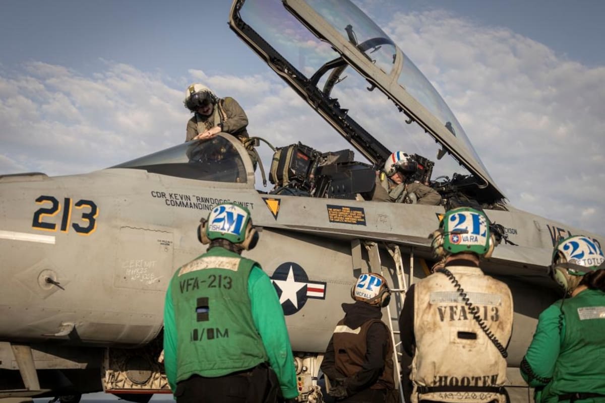 El 14 de abril de 2025, marineros del Escuadrón VFA-213 "Blacklions" realizaron inspecciones previas al vuelo durante operaciones rutinarias en la cubierta del portaaviones USS Gerald R. Ford (CVN 78). | Crédito: USS Gerald R. Ford (CVN 78)