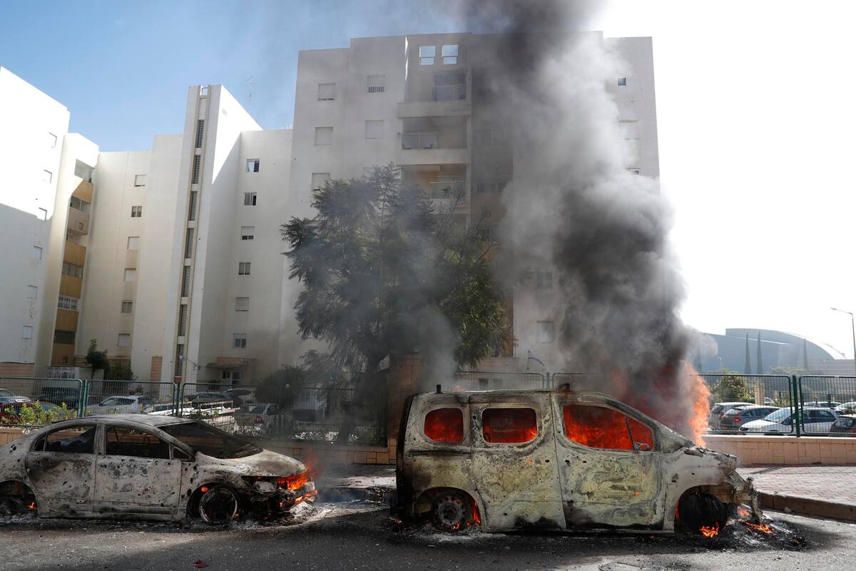 Vehículos quemados en la ciudad israelí de Ashkelon tras lanzamientos de cohetes desde Gaza, este 7 de octubre de 2023. EFE/EPA/Atef Safadi