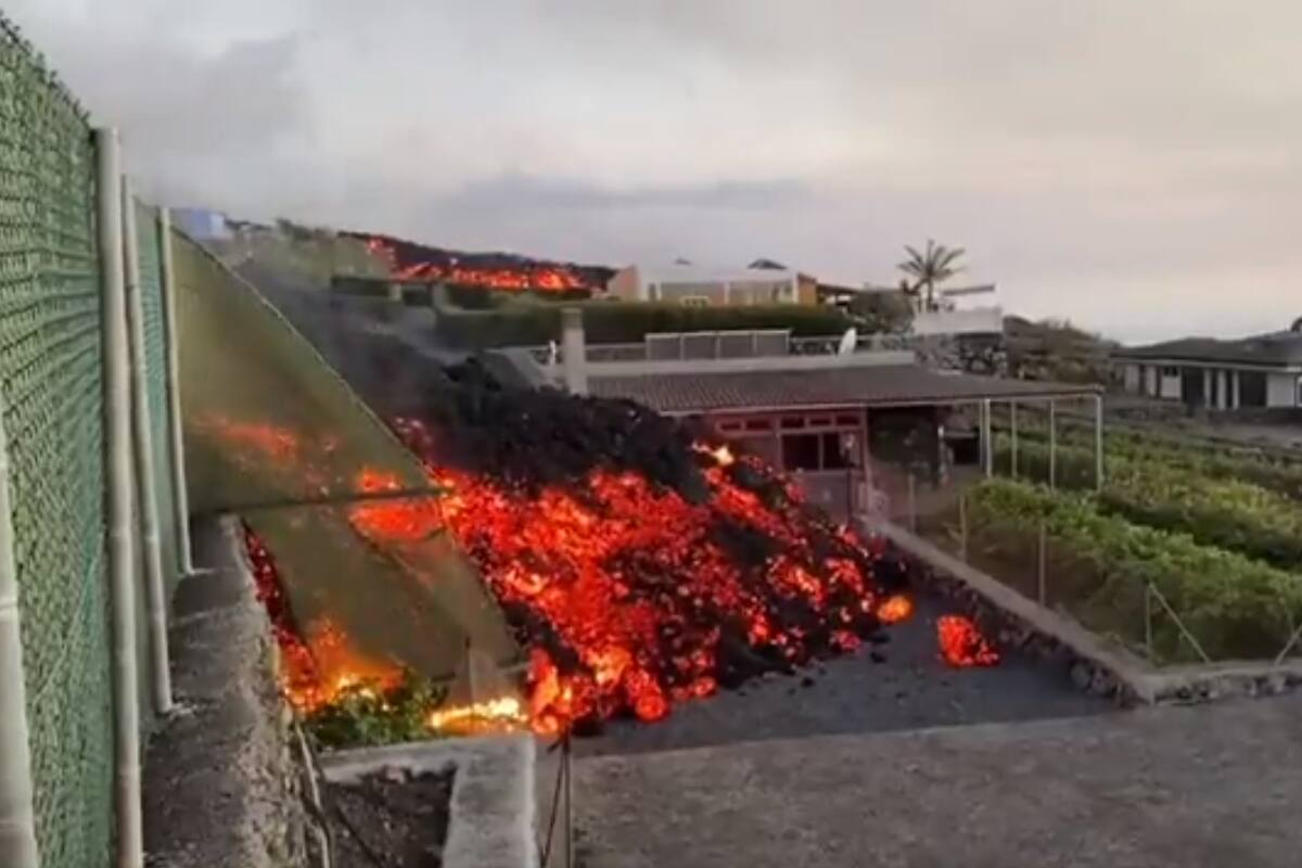 Río de lava de volcán de la palma ha destruido 350 inmuebles