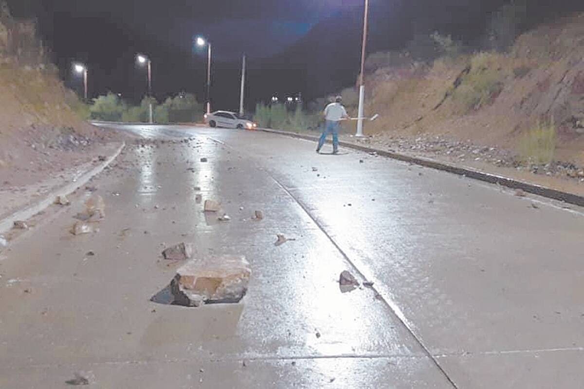 Registran derrumbes en tramo carretero de Nacozari de García