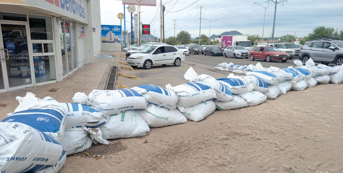 Sacos de arena fueron colocados en accesos de comercios de Hermosillo ante la posibilidad de acumulación de agua durante las lluvias.