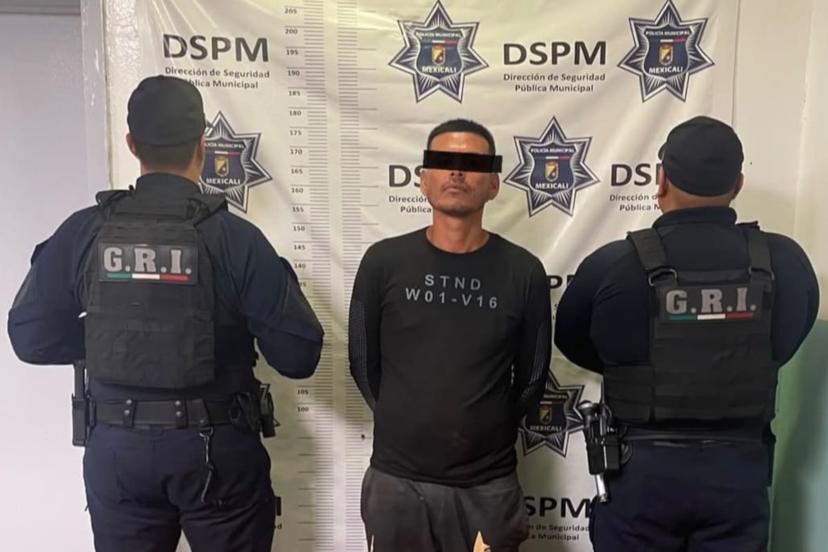 Intenta asaltar una tienda con una pistola y huye al llegar la policía