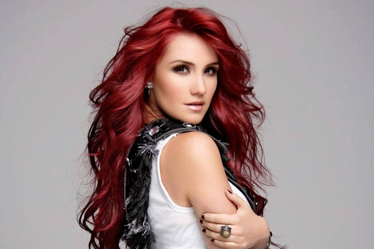 Dulce María muestra la carita de su bebé