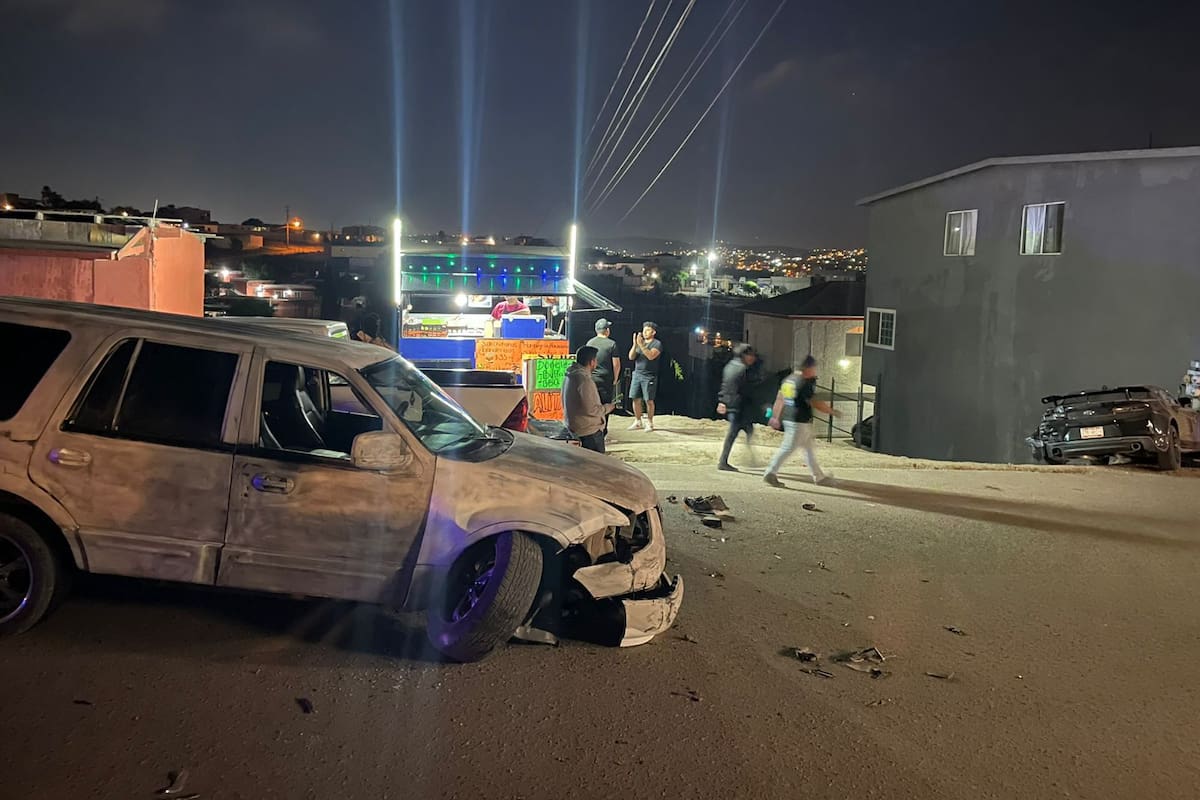 Hombre muere tras enfrentamiento a balazos entre vehículos en Rosarito