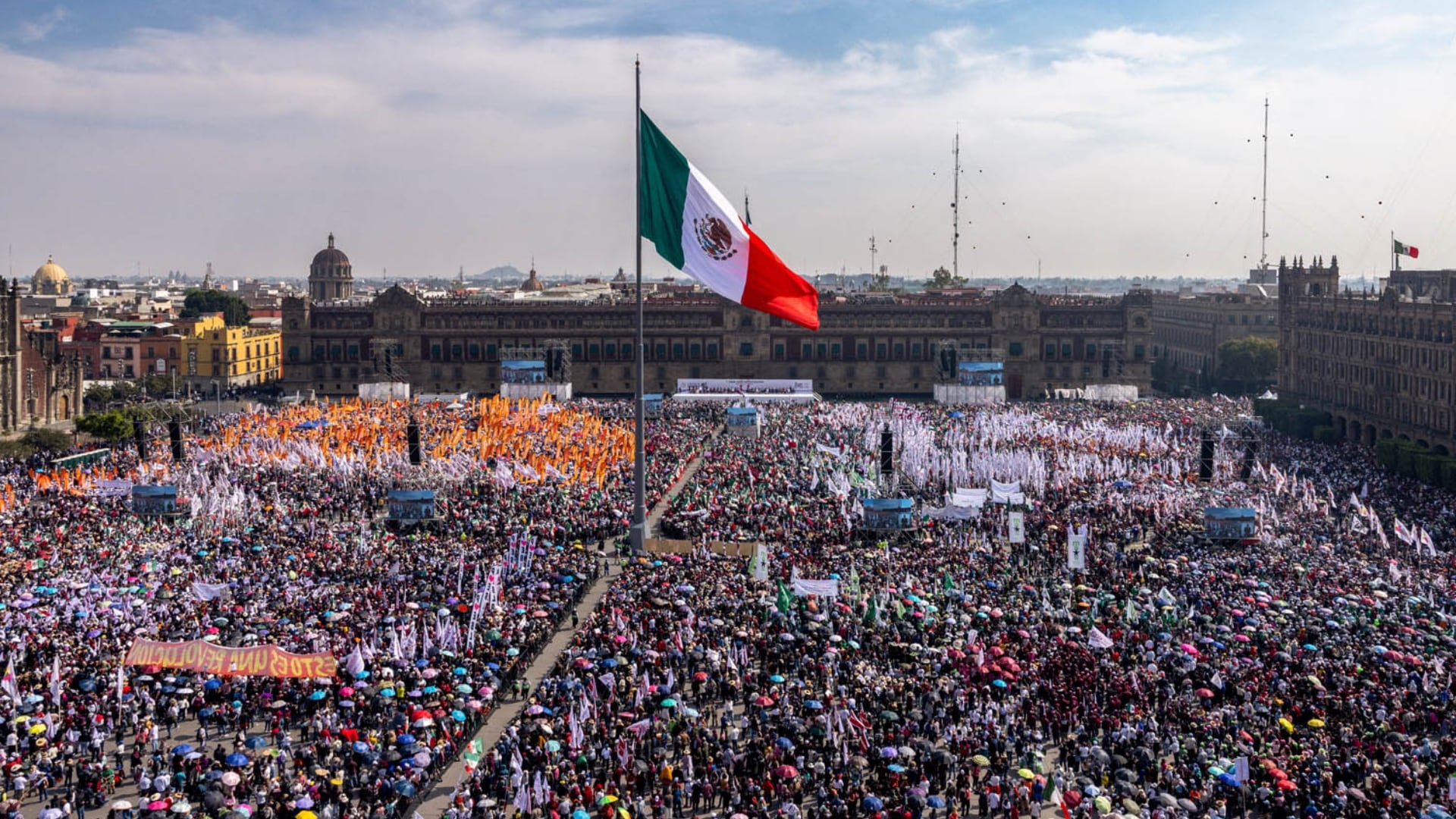 Más de 600 mil asistentes llenaron el Zócalo y sus calles aledañas para conmemorar los siete años de la 4T; autoridades reportaron saldo blanco y presencia ciudadana de todo el país. (Foto: Presidencia)