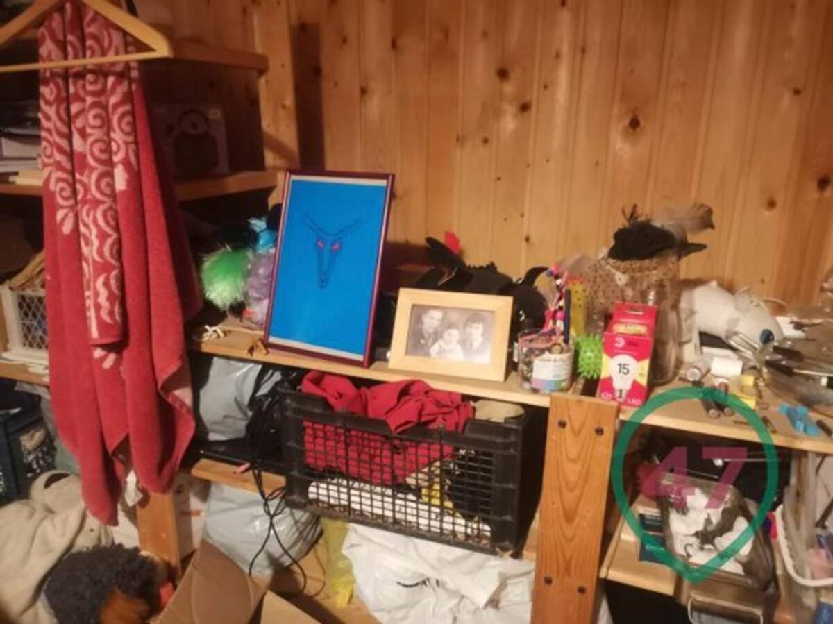 Una de las habitaciones se había convertido en un altar improvisado en honor a Anubis, el antiguo dios egipcio de los ritos funerarios y el protector del inframundo. Foto: Captura (e2w news vía NYP)