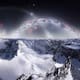 Una fotógrafa francesa escaló 4 mil 200 metros en los Alpes y soportó temperaturas de 28 grados bajo cero para capturar el triple arco de la Vía Láctea que terminó publicando la NASA