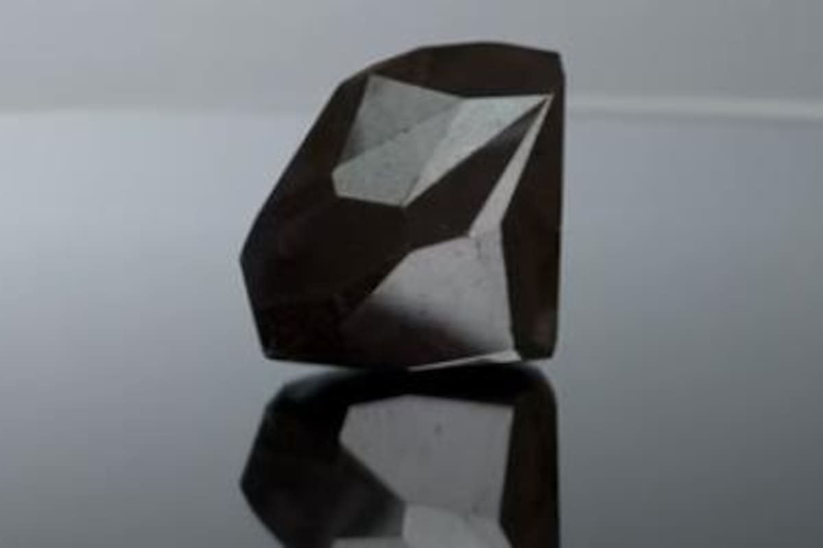 Raro diamante negro es vendido por 4,1 millones de dólares