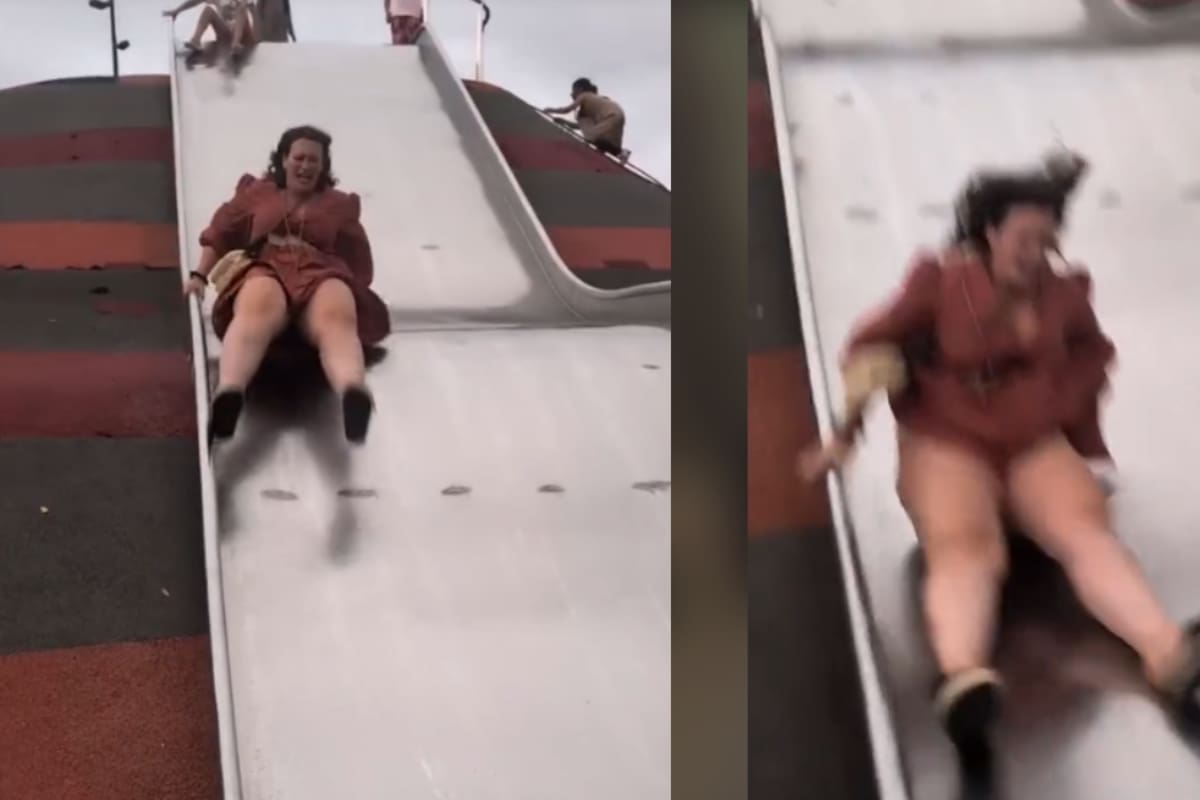 Señora se sube a la resbaladilla de niños y termina en el suelo