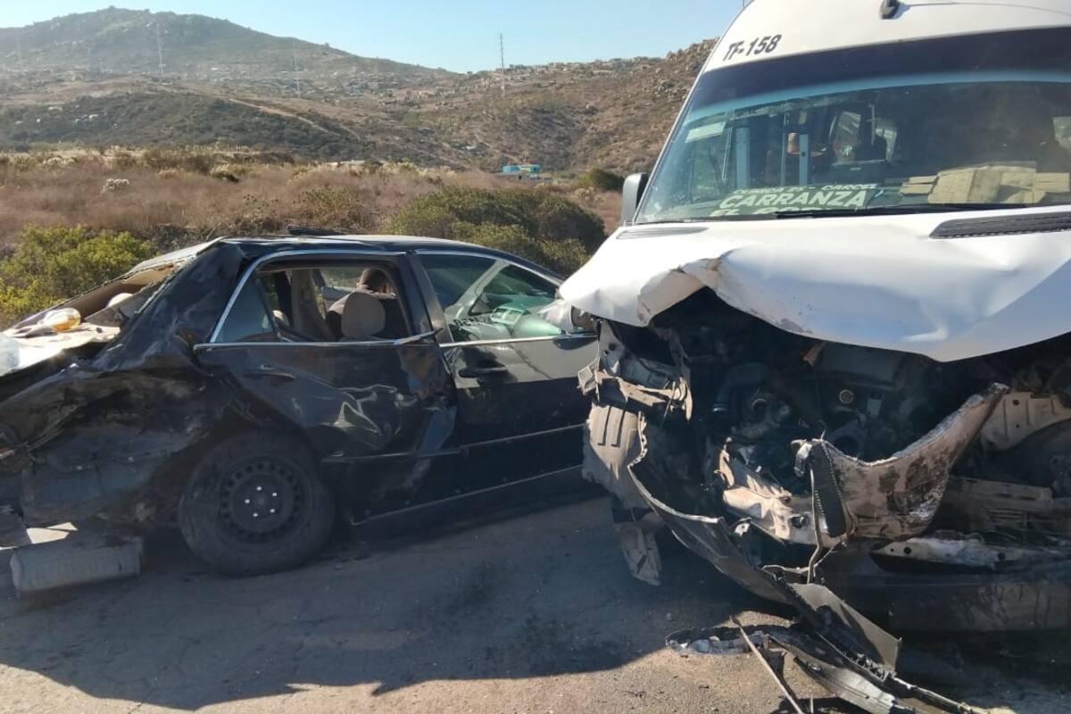 Conductor ebrio choca microbús en la carretera de Ojos Negros