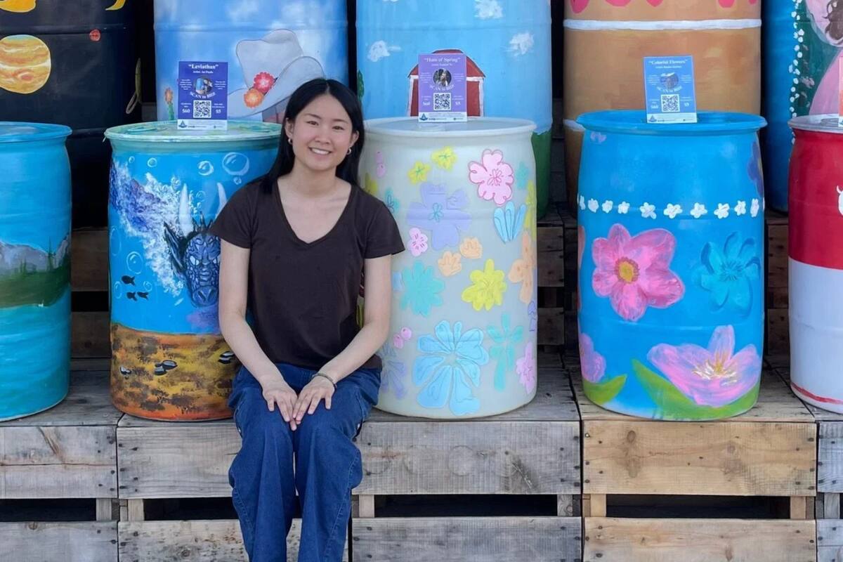 Una adolescente de Texas convierte bidones desechados en barriles para recolectar agua de lluvia y evitar que 170 mil litros de agua con basura y contaminantes lleguen a ríos y acuíferos, mientras impulsa proyectos para proteger las fuentes de agua de su comunidad