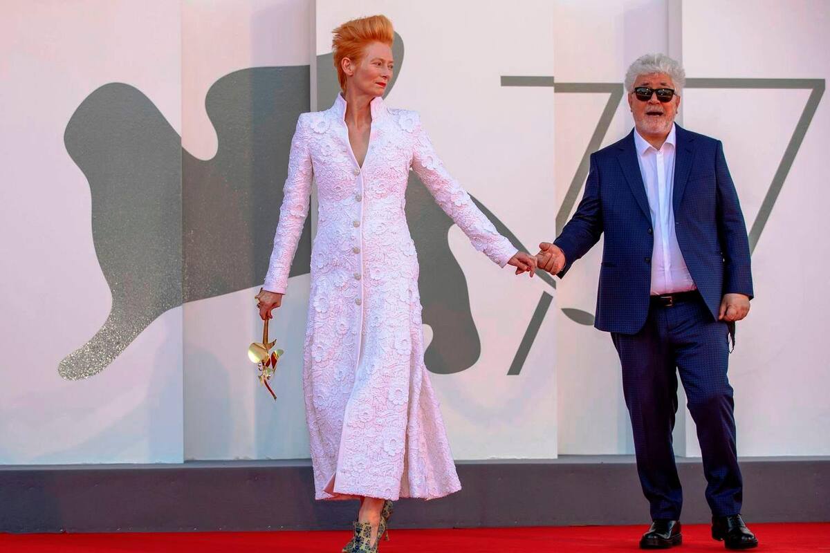 Deslumbra Almodóvar con su primer film en inglés en festival de Venecia