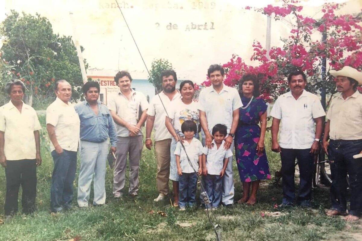 AMLO comparte foto que se tomó con niño 33 años antes
