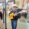 Adrián Valencia recorre Hermosillo con su guitarra para sacar adelante a su familia