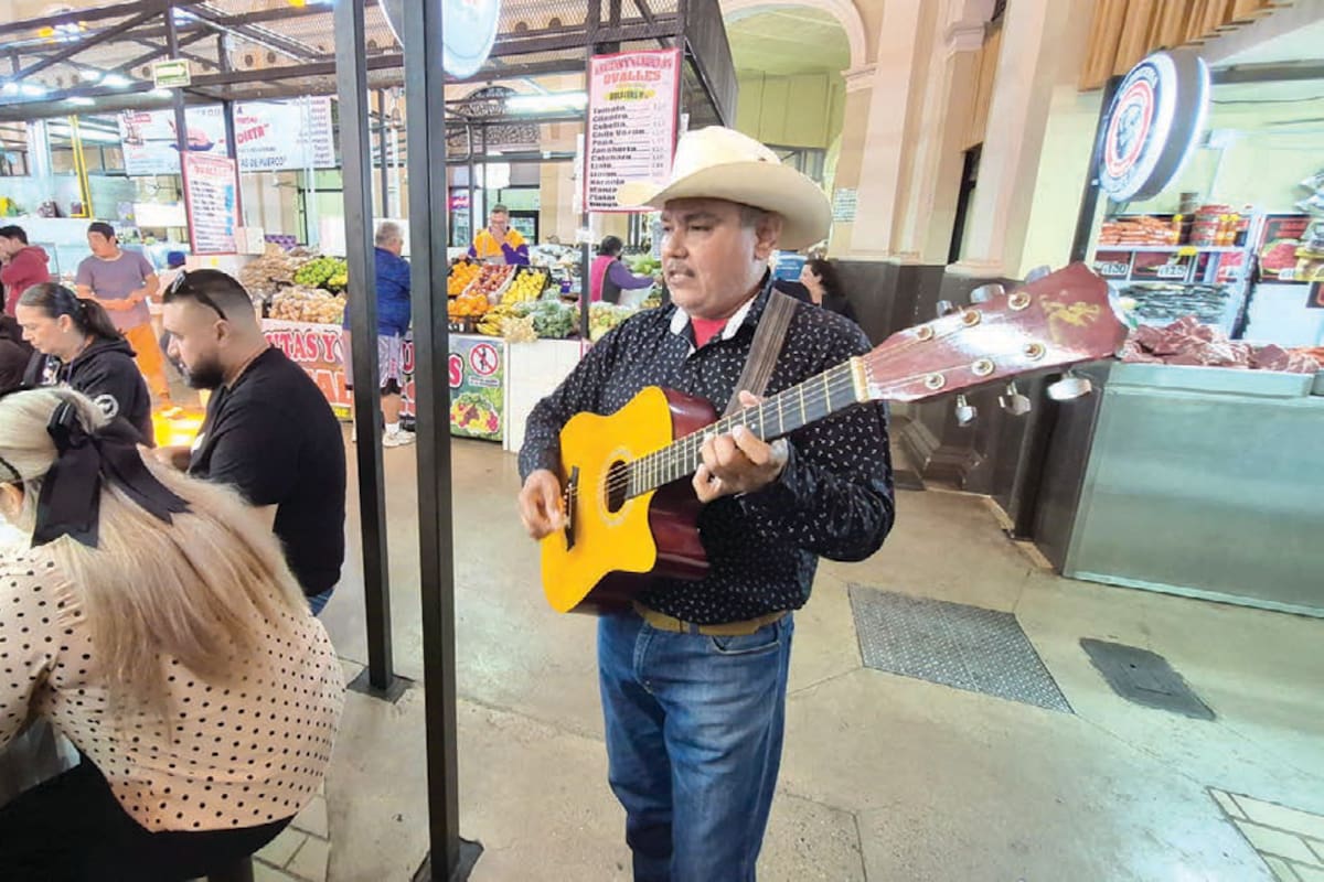 Adrián Valencia recorre Hermosillo con su guitarra para sacar adelante a su familia