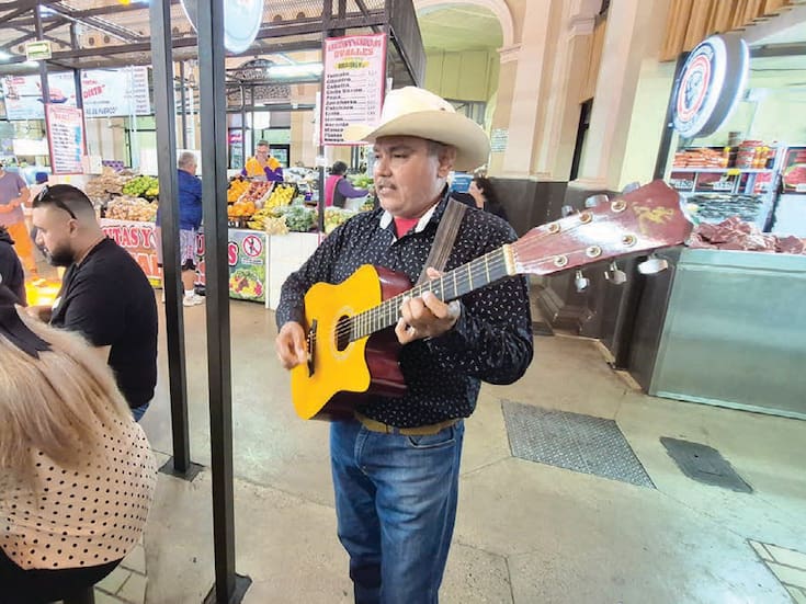 Adrián Valencia recorre Hermosillo con su guitarra para sacar adelante a su familia