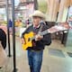 Adrián Valencia recorre Hermosillo con su guitarra para sacar adelante a su familia