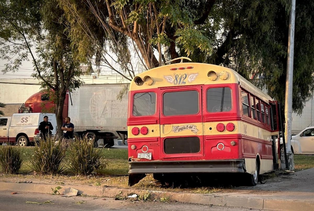 Una unidad de transporte público se salió de control y avanzó varios metros antes de detenerse; no se reportaron personas lesionadas. Foto: Border Zoom