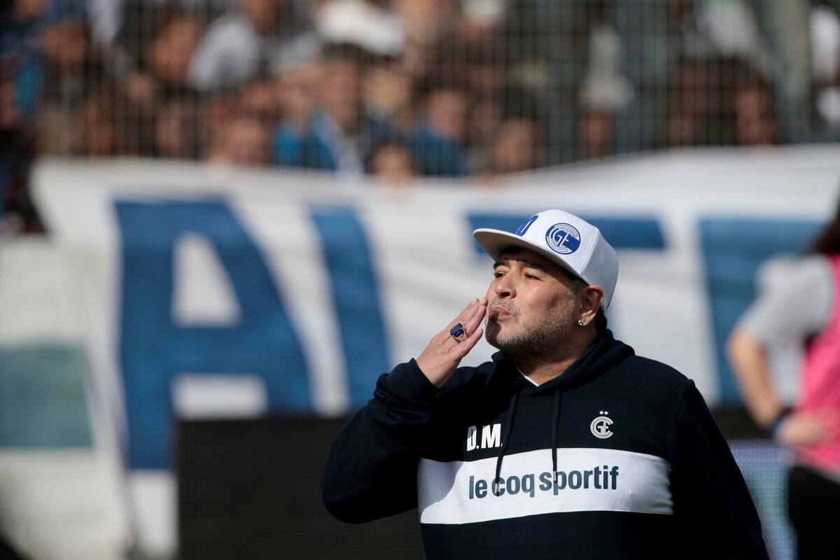 Con estadio lleno, Maradona fue presentado como DT de Gimnasia y Esgrima