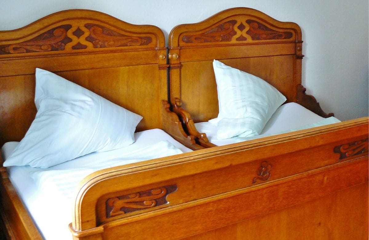 Antes de desechar una cabecera de cama antigua, descubre 5 formas de transformarla | Foto: Especial (canva)