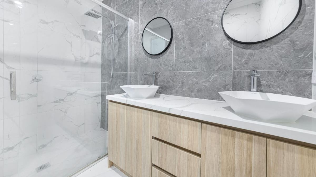 Adiós a los azulejos en el baño: expertos en diseño interior impulsan acabados sin juntas que reflejan más luz, reducen humedad y facilitan la limpieza diaria en espacios reducidos