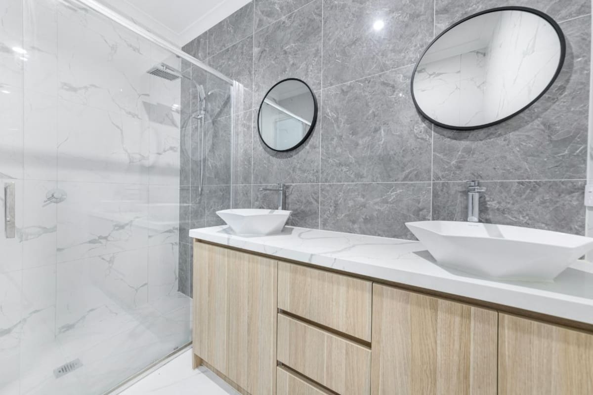 Adiós a los azulejos en el baño: expertos en diseño interior impulsan acabados sin juntas que reflejan más luz, reducen humedad y facilitan la limpieza diaria en espacios reducidos