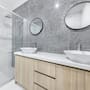 Adiós a los azulejos en el baño: expertos en diseño interior impulsan acabados sin juntas que reflejan más luz, reducen humedad y facilitan la limpieza diaria en espacios reducidos