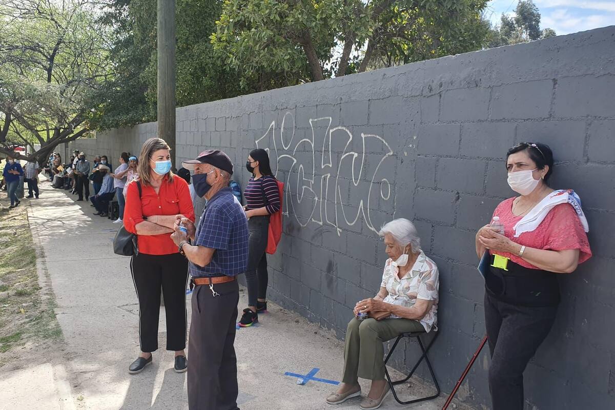 Frente a altas temperaturas de Hermosillo, adultos mayores esperan por su vacuna