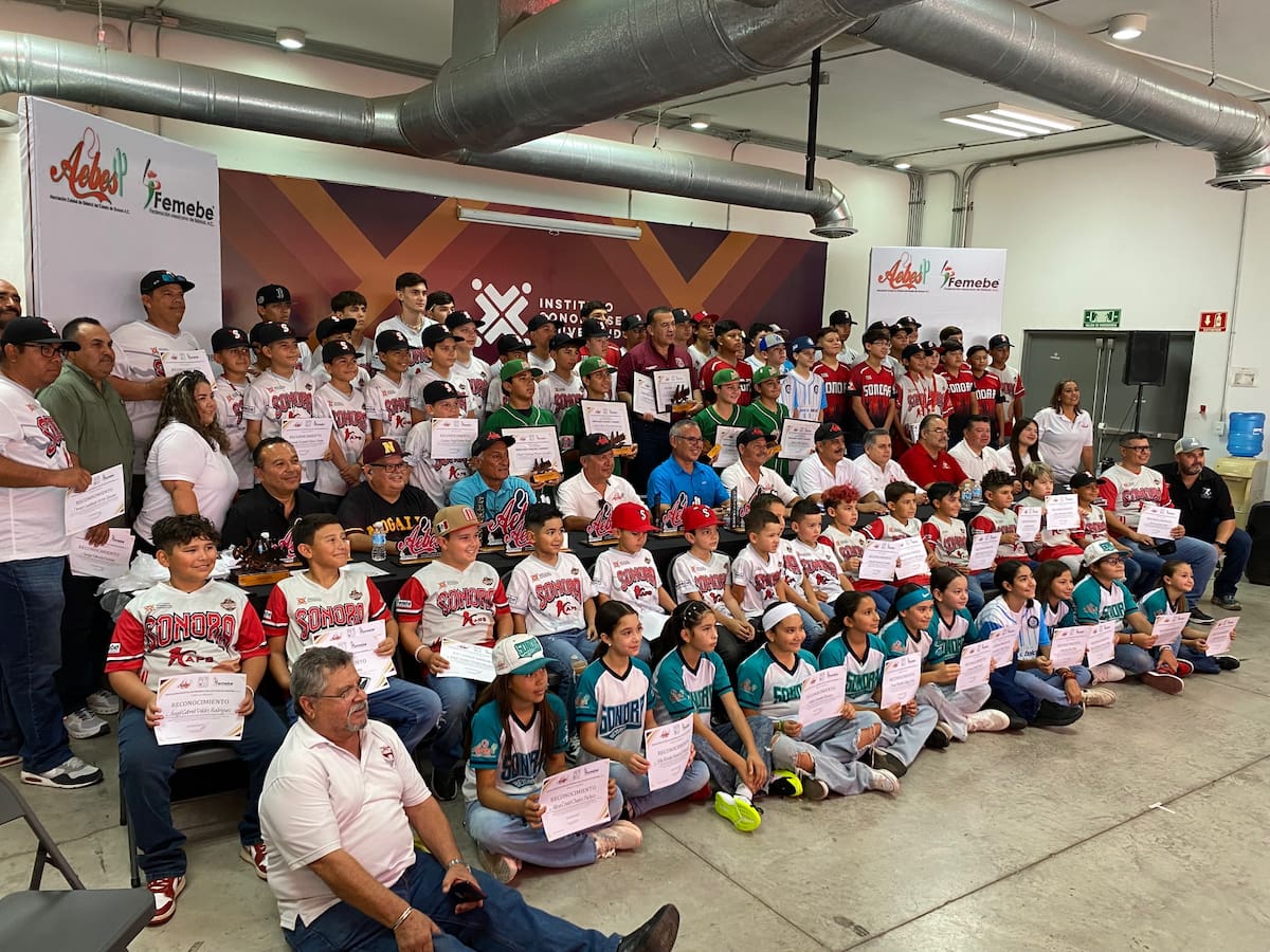Los jugadores posaron junto a los directivos después de recibir sus reconocimientos.
