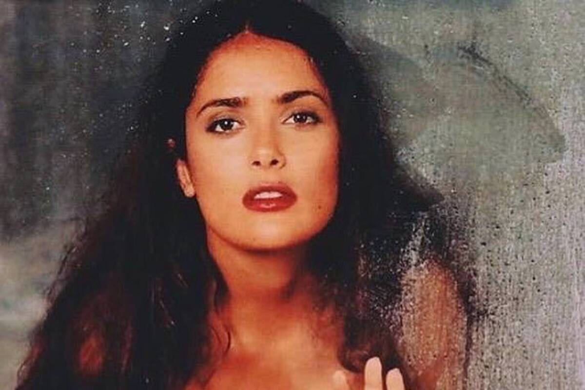 Salma Hayek sube foto en pronunciado escote