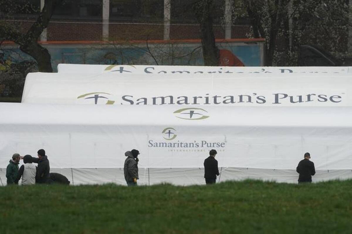 Voluntarios sanitarios trabajan en hospital de campaña en el Central Park