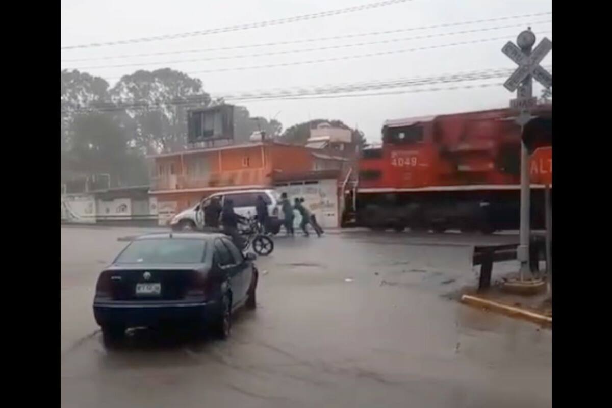 Captan VIDEO de Familia salvada de dos trenes por héroes que empujaron su camioneta de las vías en Veracruz