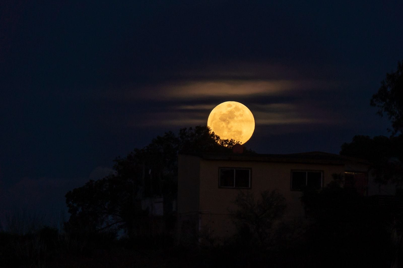 La noche de este miércoles 1 de abril, una imponente luna llena iluminó el cielo de Tijuana, destacando por su brillo y tamaño aparente, en un fenómeno conocido como “Luna Rosa”, vinculado con el calendario de Semana Santa. Foto: Border Zoom