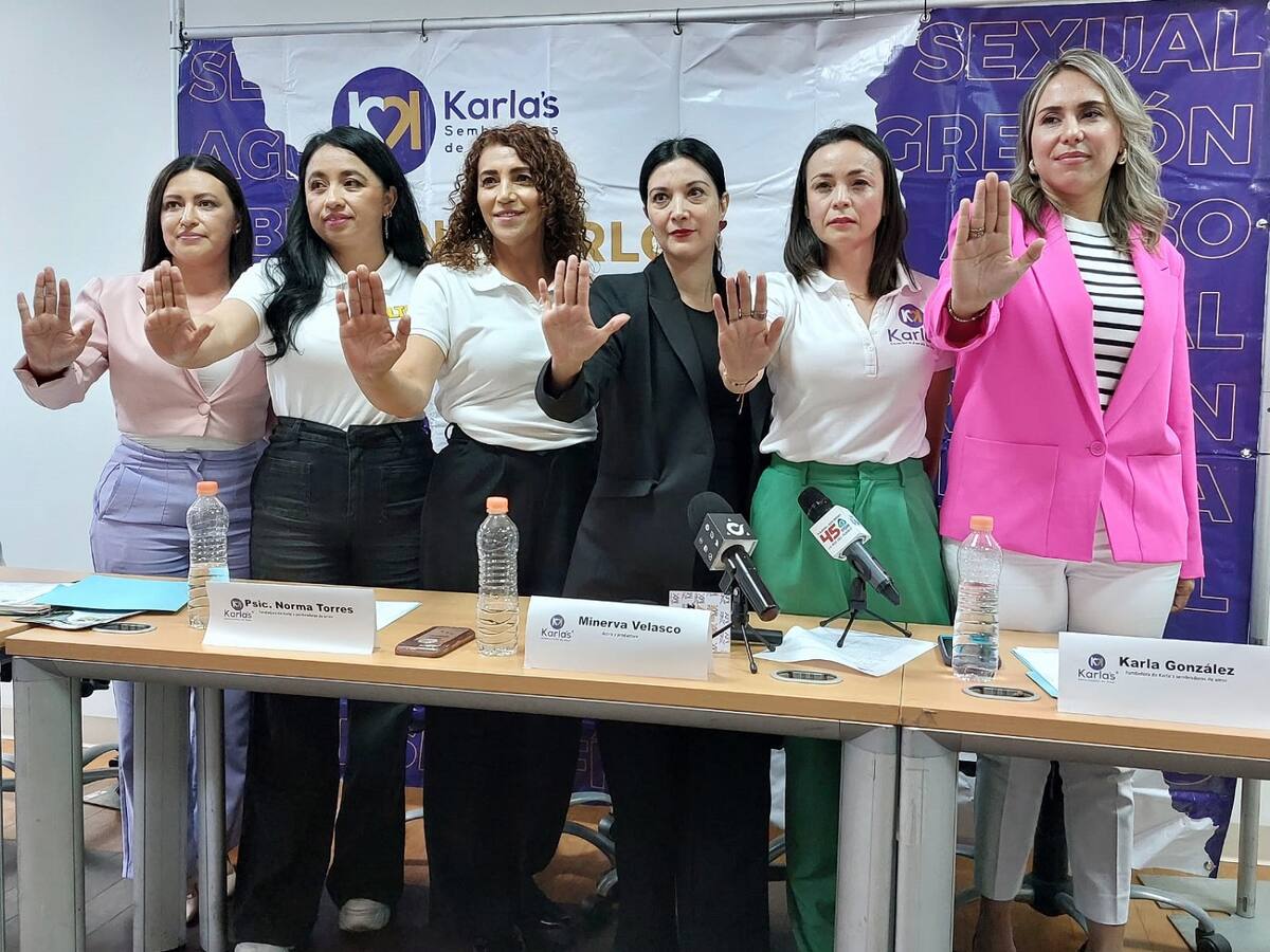 Integrantes de la asociación civil Karla’s Sembradoras de Amor ofrecieron una conferencia de prensa.