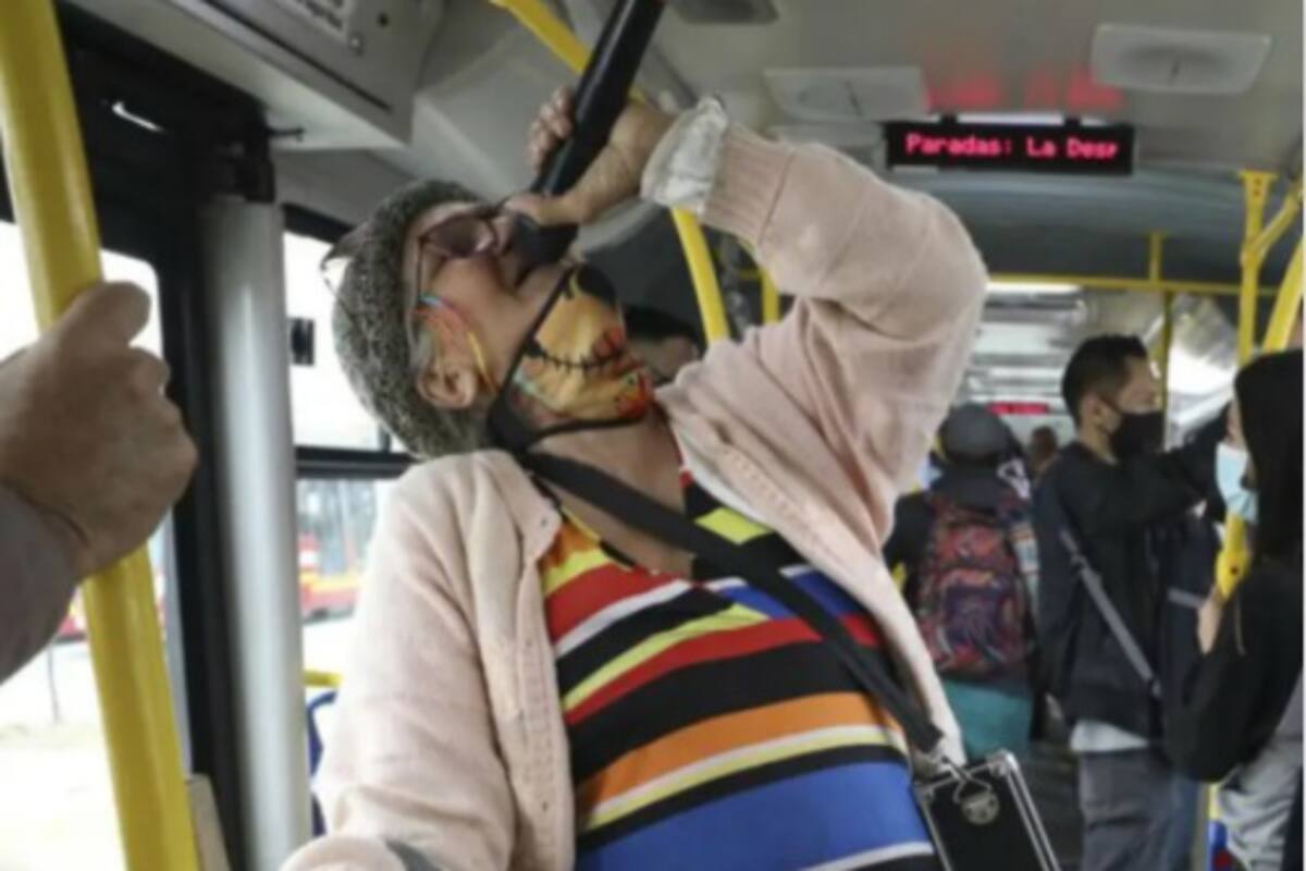 ‘Cindy sin dientes’, la abuela que rapea en el transporte público