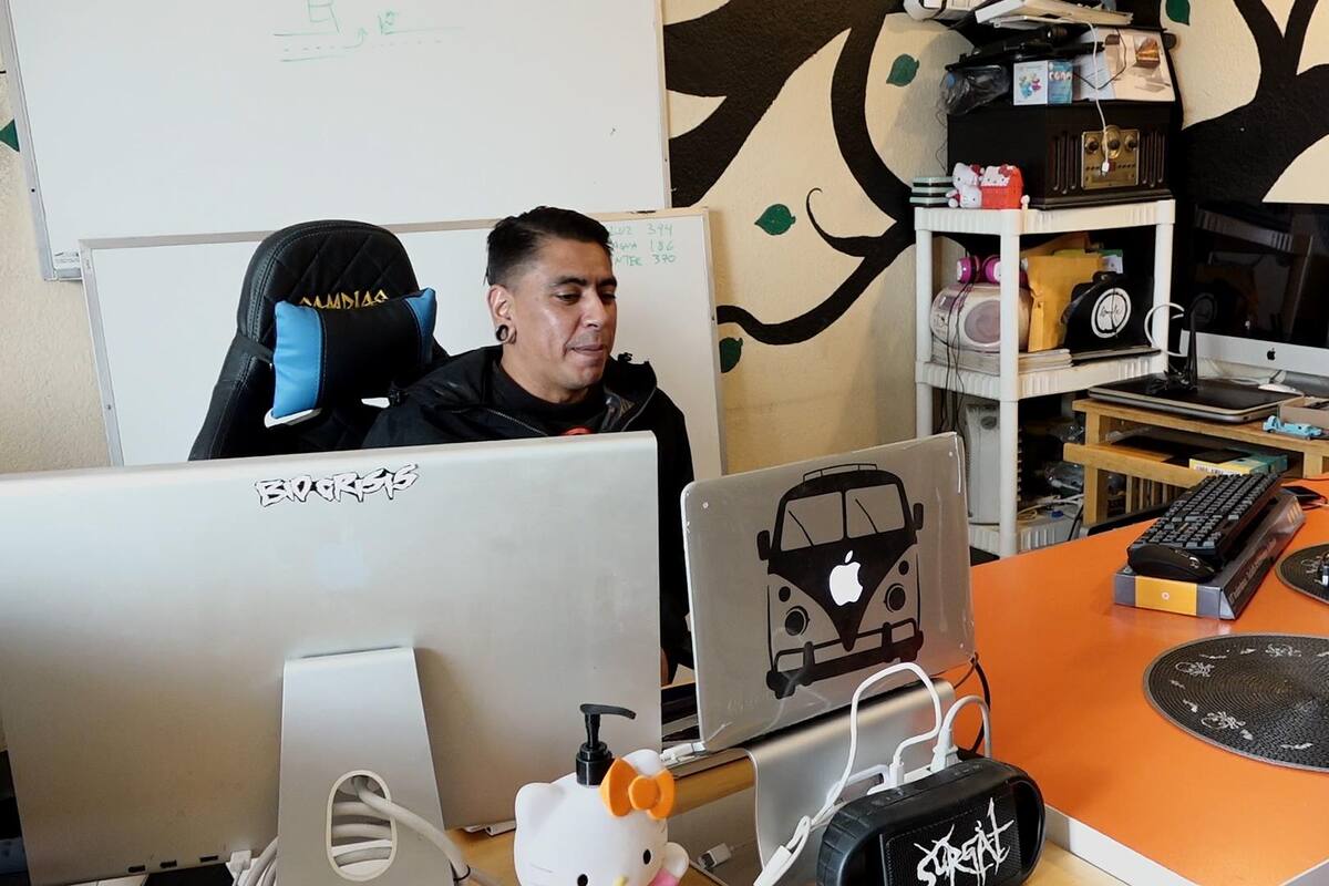 Profesor arregla computadoras para regalarlas a alumnos