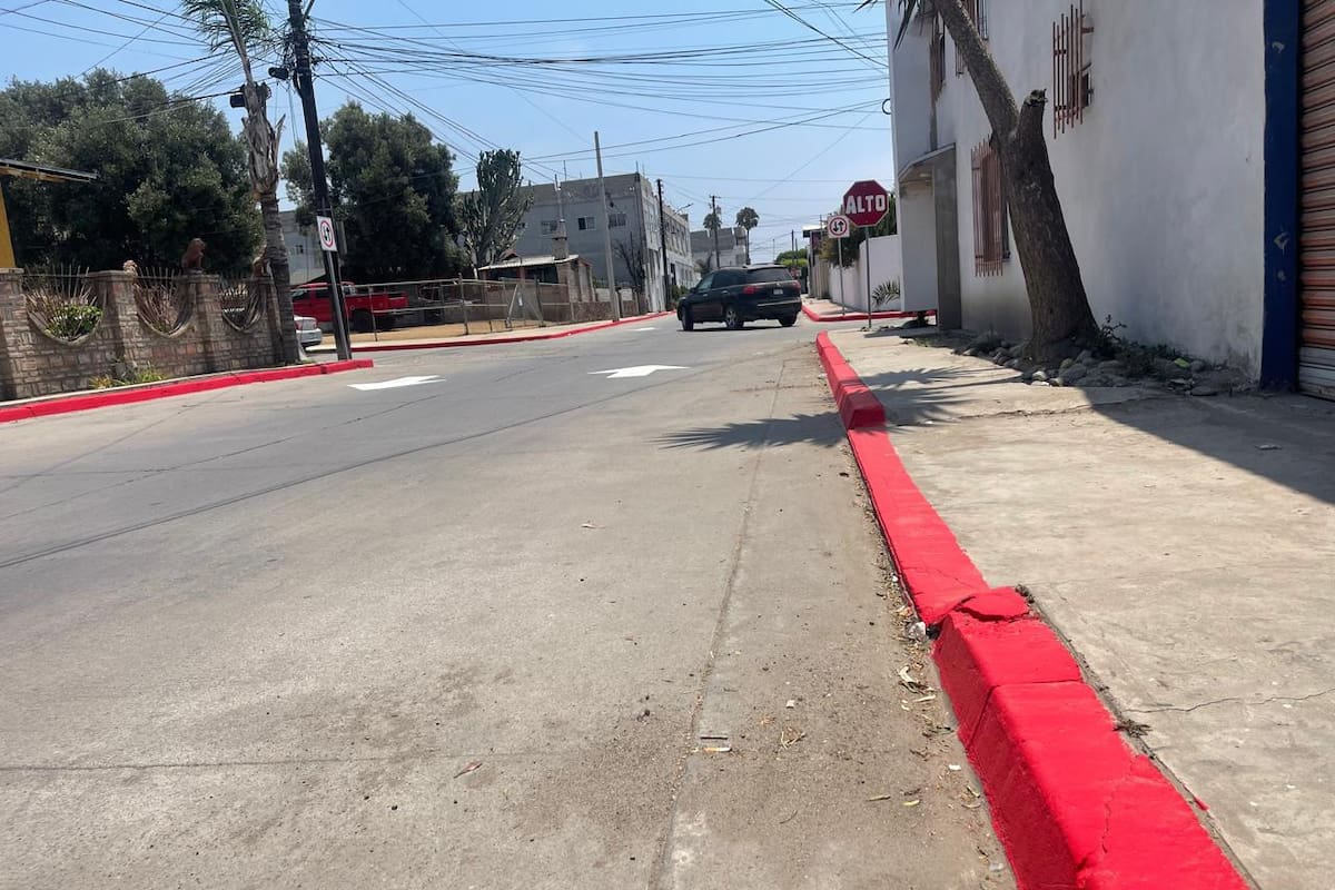 Cambian sentido y pintan líneas rojas en calle Mar Mediterráneo por Baja Beach Fest