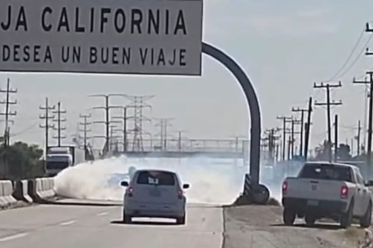 Volcadura de camión con amoniaco moviliza a bomberos