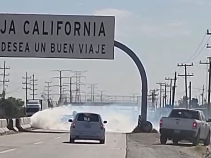 Volcadura de camión con amoniaco moviliza a bomberos
